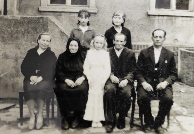 Pamiątkowe zdjęcie z I Komunii Świętej najmłodszej córki państwa Dwojaków. Pani Maria pierwsza od lewej