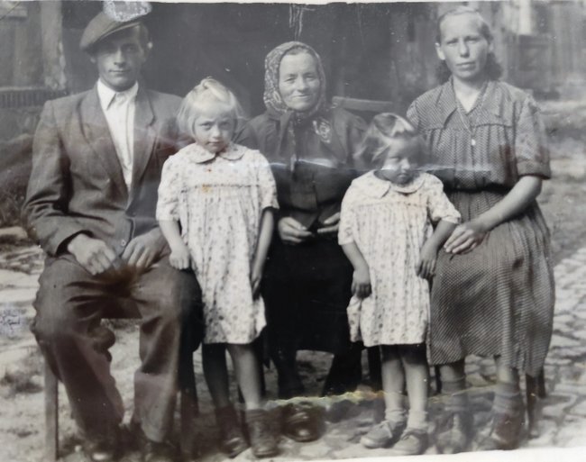 Pani Maria Dwojak (z prawej) z mężem, teściową i córeczkami. Dziewczynki są ubrane w sukienki, które uszyła im mama