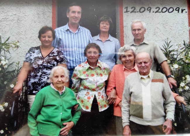 Do domu w Kłosowie kilkukrotnie przyjeżdżali Niemcy, jego pierwsi właściciele. Na zdjęciu pani Maria (w zielonym sweterku) ze swoją rodziną i niemieckimi gośćmi