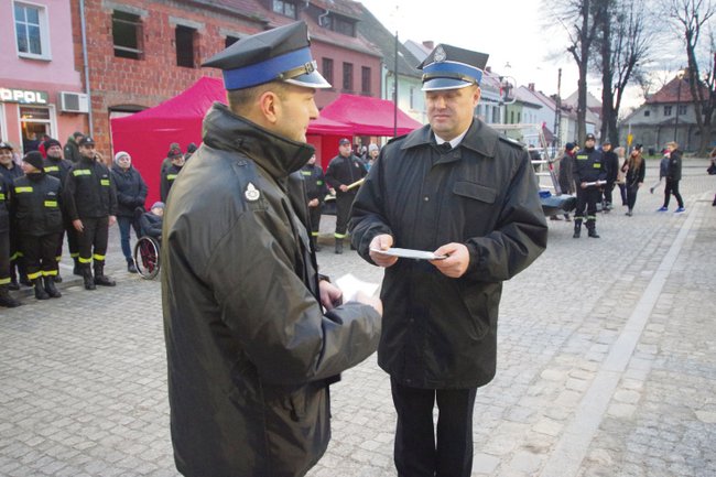 Komendant gminny ZOSP RP Paweł Dawidowicz  (z prawej) przekazuje kluczyki do nowego samochodu naczelnikowi OSP Wiązów Rafałowi Celeszczukowi