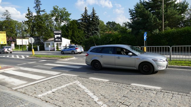 Na ul. Wojska Polskiego w Strzelinie samochód osobowy marki Ford Mondeo potrącił na przejściu dla pieszych (w pobliżu Netto) kobietę