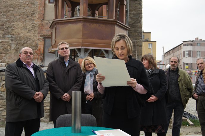 Burmistrz Dorota Pawnuk z dokumentem, który za chwilę spocznie w puszce kopuły ratuszowej wieży. Foto: Lech Pąchalski