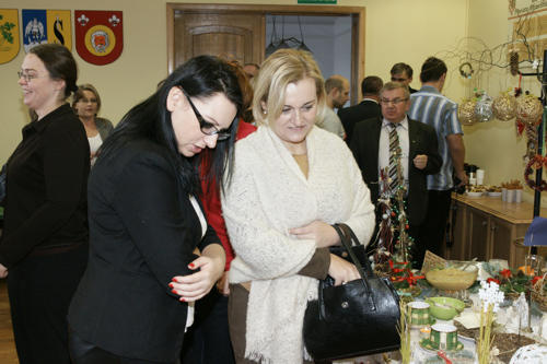 Anna Horodyska dyrektor PUP (z lewej) i burmistrz Dorota Pawnuk były pod wrażeniem stołów bożonarodzeniowych