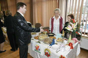 Aleksander Ziółkowski kosztował smakołyków ze stołu bożonarodzeniowego przygotowanego przez Koło Gospodyń Wiejskich z Jędrzychowic