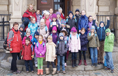 Dzieci ze strzelińskich półkolonii przed Teatrem Lalek we Wrocławiu. Wyjazd na spektakl był jedną z atrakcji