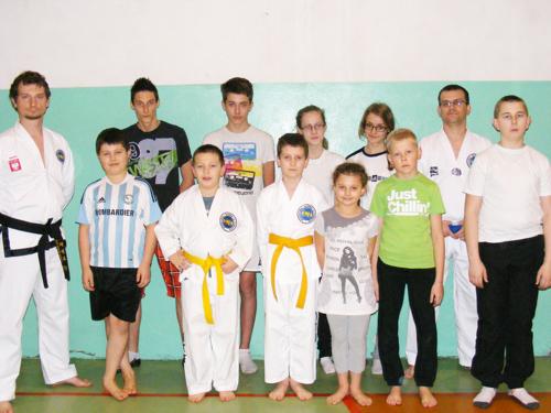 Grupa teakwondo z Przeworna z trenerem Łukaszem Głowackim (pierwszy z lewej)