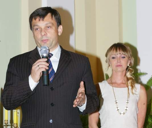 Poseł prof. Mariusz Orion Jędrysek, obok konferansjerka Ola Krzysztofczyk