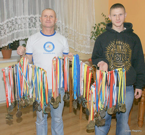 Ta ogromna, ważąca kilka kilogramów kolekcja medali, to dowód startów w przeróżnych biegach. Oprócz medali, Łukasz ma również kilka cennych pucharów za miejsca na podium. 