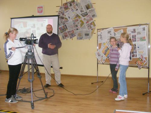 Jakub Smarczewski, podczas odgrywanych scen, tłumaczył dzieciom jak wygląda praca w telewizji