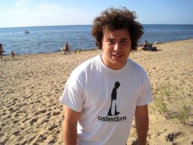 Mateusz Chamuczyński na plaży w Łotwie