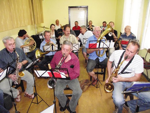 Strzelińska Orkiestra Dęta istnieje od 1993 roku. Obecnie w składzie kapeli jest około 25 członków