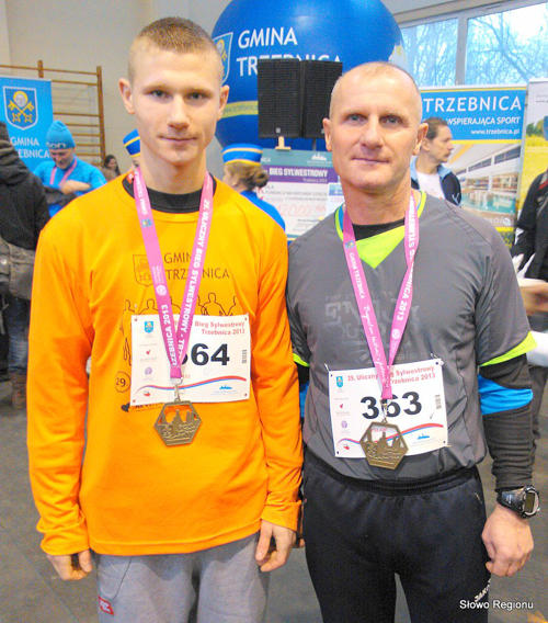 Wiesław i Łukasz, tuż po ukończeniu ostatniego biegu w 2013 roku - dziesięciokilometrowego 29 Trzebnickiego Biegu Sylwestrowego
