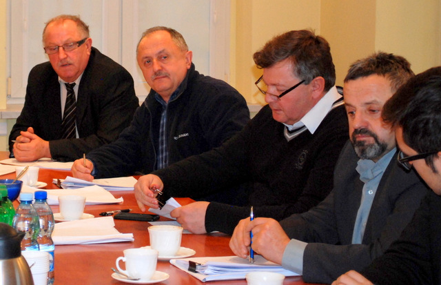  - Niepłacący powinni być ukarani nieumarzalnymi odsetkami karnymi - mówił radny Andrzej Grondys (drugi z prawej)