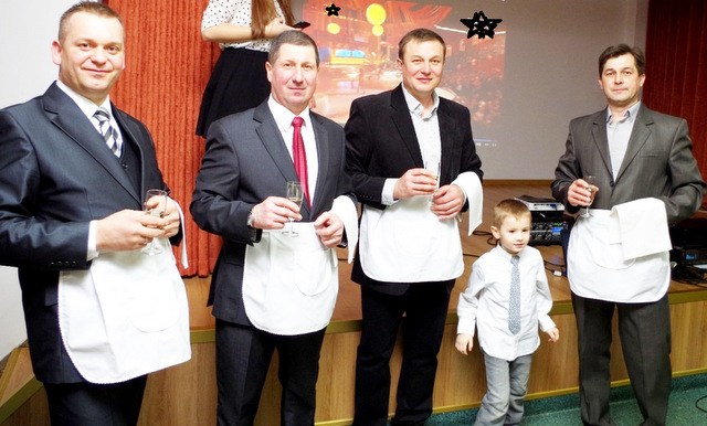 Tego dnia kobietom usługiwali panowie (od lewej): Mariusz Marcinkowski, Henryk Stasieńko, Mariusz Koziński, Aleksander Waś i sołtys Robert Żabski