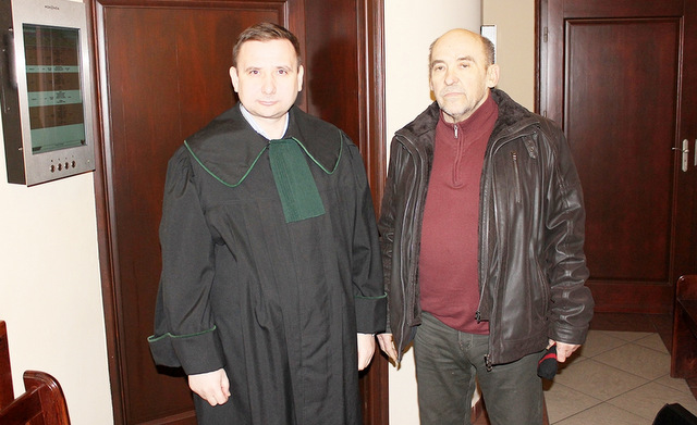 Rolnik Alfred Włodarski (z prawej) z adwokatem Krzysztofem Ossowskim walczą o prawo do nieruchomości