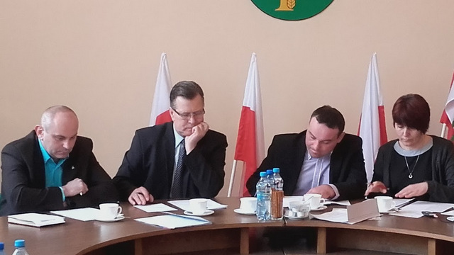 - Wiem, że wójt pełni swoją kadencję przez niedługi czas, dlatego rozumiem tę niewiedzę - mówił na sesji radny Damian Długosz (pierwszy z lewej)