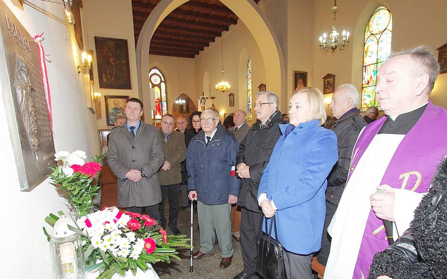 Uczestnicy po Mszy św. złożyli kwiaty pod tablicą upamiętniającą ofiary w Hucie Pieniackiej
