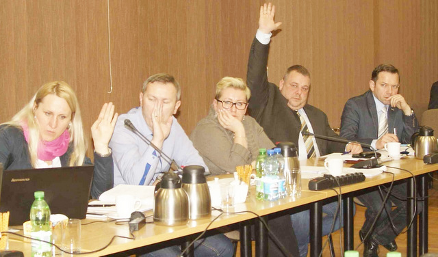 Głosowanie nad budżetem powiatu na 2016 rok, od lewej: Magdalen Krupa, Tomasz Gracz, Agnieszka Bugryn, Norbert Raba i Jacek Maćkówka