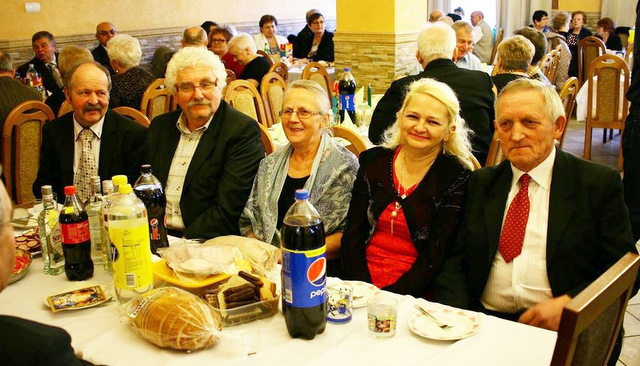Seniorzy wspólnie zasiedli przy zastawionych stołach (fot. UMiG Strzelin)