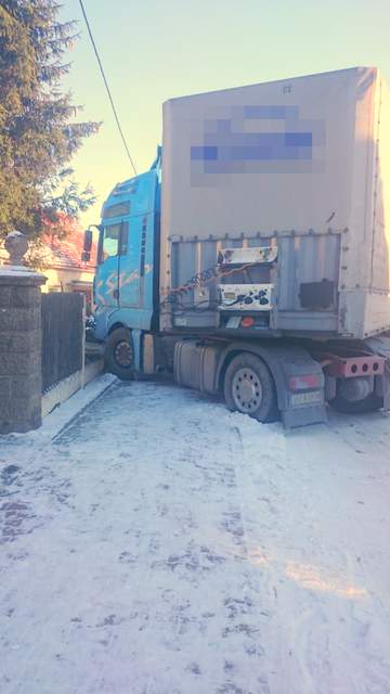 Na wylocie drogi z Borka Strzelińskiego w kierunku Domaniowa samochód ciężarowy z naczepą przy próbie hamowania wypadł z drogi i uderzył w ogrodzenie
