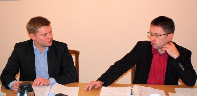Potwierdziła się fatalna sytuacja w SCM - zgodnie przyznali (od lewej) prezes SCM Jarosłw Sołowiej i starosta Marek Warcholiński