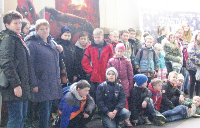 Dzieci z gminy Przeworno podczas wyjazdu do kina