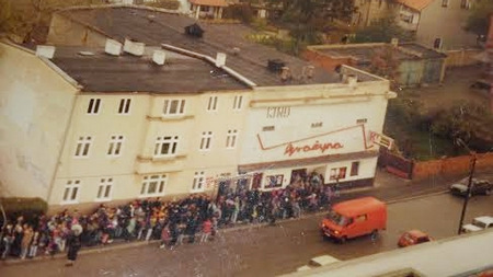 Widok na strzelińskie kino „Grażyna” z końca lat 80. Fotografia udostępniona dzięki uprzejmości jednego z czytelników Słowa