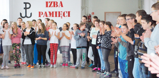 Uczniowie gminazjum w Prusach są dumni ze zwycięstwa w akcji „Góra grosza”