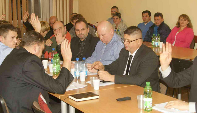 Na pierwszym planie radni w trakcie głosowania, z tyłu sołtysi uczestniczący w sesji