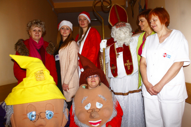 W szpitalu św. Mikołaj oraz jego elfy rozdawali dzieciom prezenty