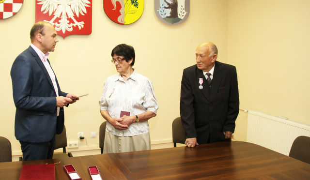 Stefania i Stefan Batorowie otrzymali Medale za Długoletnie Pożycie Małżeńskie. Na zdjęciu także wójt Kondratowic Wojciech Bochnak (z lewej)