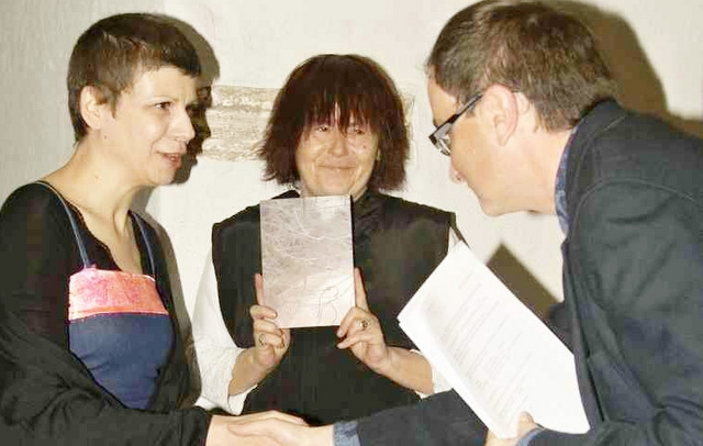 Anna Maria Wierzchucka (z lewej) odbiera gratulacje od Dariusza Stępnia, dyrektora SOK, w środku Mirka Szychowiak prezentuje tomik pt. „Włókien pełna” 