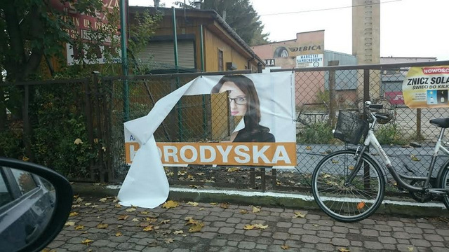 Jeden ze zniszczonych plakatów Anny Horodyskiej znajduje się na ul. Gen. Maczka. Czy to wandale, czy konkurencja polityczna?