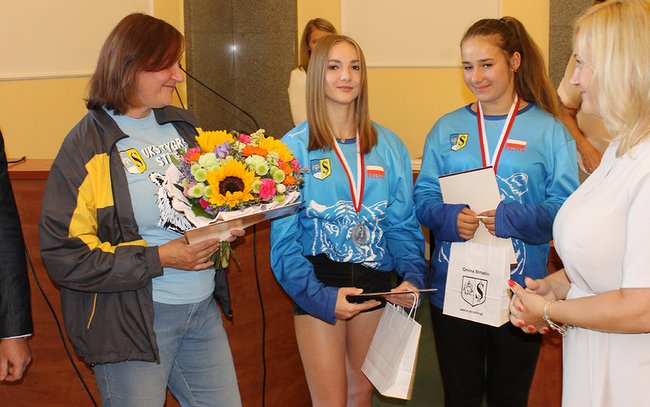 Siatkarki Kamila Żołądek i Wiktoria Raba wraz z trenerką Joanną Maceluch (od prawej) otrzymały gratulacje za osiągnięty sukces i ciężką pracę