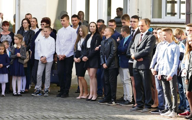 4 września apel na rozpoczęcie roku 2017/18 w placówce oświatowej w Przewornie odbył się tradycyjnie na placu przyszkolnym. Uczestniczyli w nim razem uczniowie gimnazjum i Zespołu Szkolno-Przedszkolnego