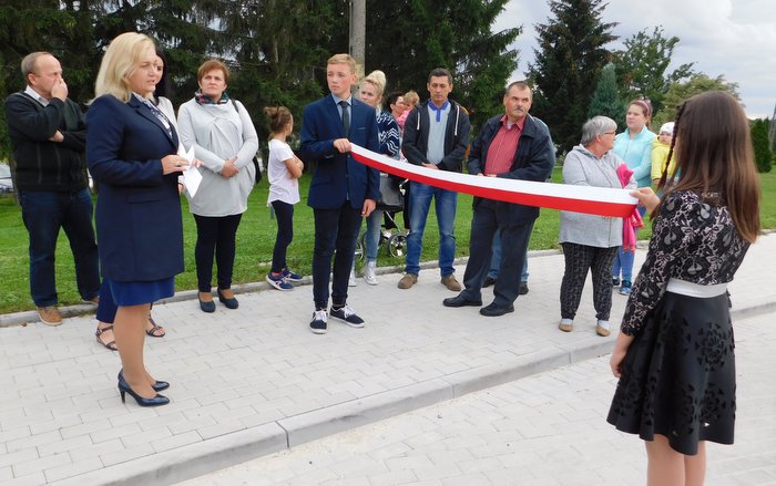 Oficjalne otwarcie drogi rozpoczęło się od przemówienia burmistrz Doroty Pawnuk
