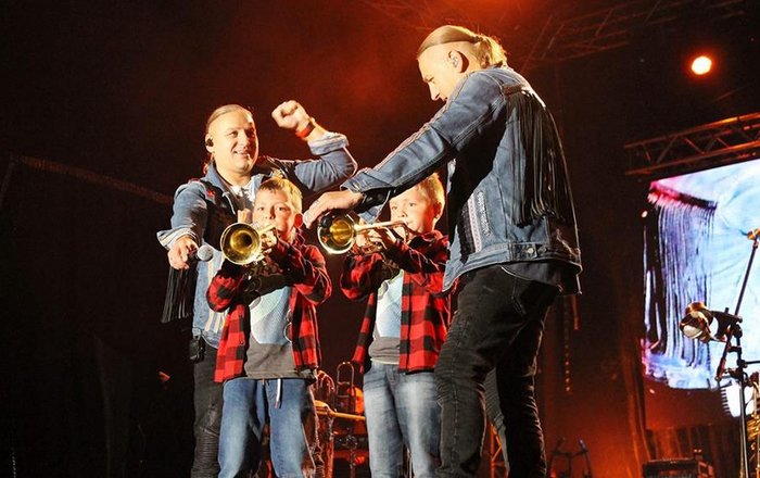 Podczas koncertu Golec uOrkiestra na scenie pojawili się bliźniacy Piotr i Paweł. Przy wiwatach i oklaskach widowni wykonali utwór "Ściernisko"
