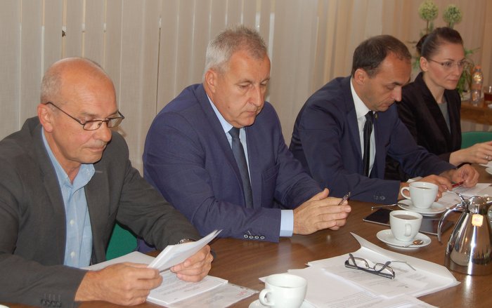 - Wnioski na wymianę pieców będą przyjmowane do końca września – poinformował Mieczysław Zacierka (z lewej) z Urzędu Gminy Przeworno