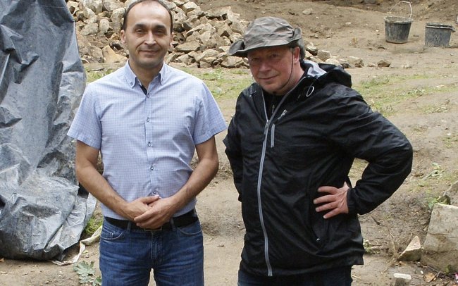 Wójt Przeworna Jarosław Taranek (z lewej), jest częstym gościem na Gromniku nie tylko wtedy, gdy prof. Jaworski prowadzi wykopaliska