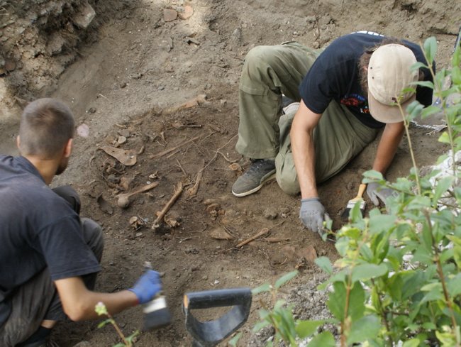 Archeolodzy ręcznie oczyścili miejsce pochówków