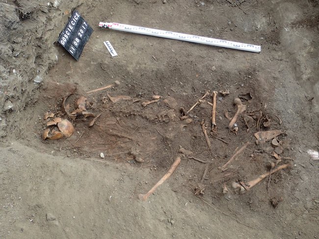 W prowizorycznym grobie znaleziono szczątki dwóch żołnierzy niemieckich.  Foto. Pomost