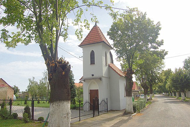 Kapliczka znajdująca się w miejscowości wygląda okazale