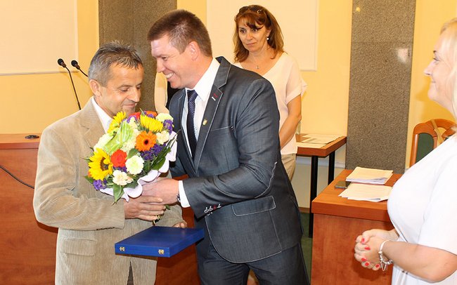 Kwiaty wręczył przewodniczący RMS Ireneusz Szałajko
