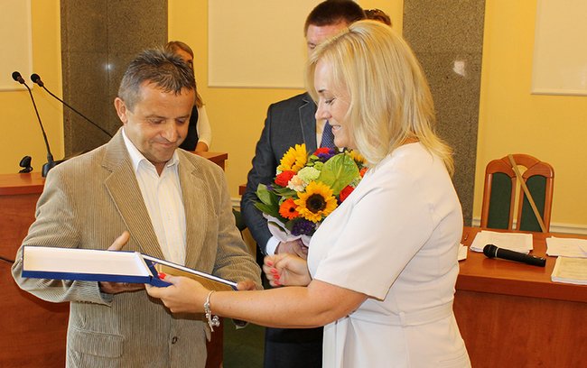 Burmistrz Dorota Pawnuk podziękowała byłemu radnemu Andrzejowi Grondysowi za pracę na rzecz rozwoju lokalnej społeczności