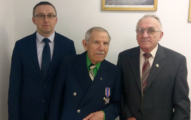 Edward Zając (w środku) otrzymał odznakę za zasługi. Z lewej wiceburmistrz Mariusz Kunysz, z prawej prezes strzelińskiego oddziału ZK RP i BWP Jan Ozarczuk