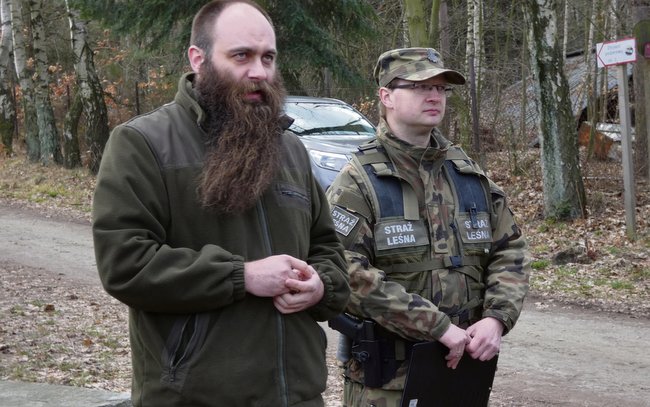 Odprawę prowadzili komendant straży leśnej z Henrykowa Rafał Ostrowski (z prawej) i zastępca nadleśniczego Krzysztof Flis  