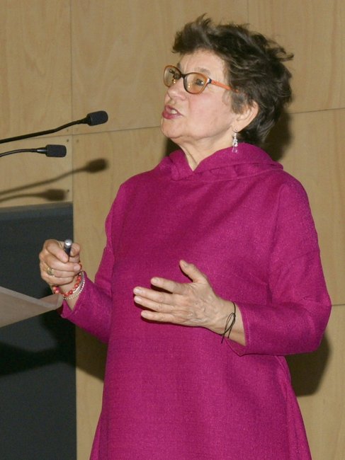 Profesor Maria Kostyszak z Uniwersytetu Wrocławskiego na konferencji w Strzelinie