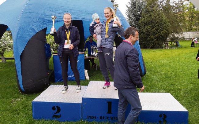 Wśród pań z naszego powiatu najszybsza w półmaratonie była Klaudia Skrzyniarz-Skiba (z prawej), a druga Aleksandra Krasuska