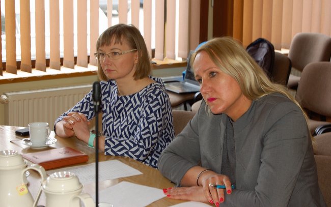 - W normalnych warunkach zarząd powiatu jest informowany na bieżąco o tym, co się w szpitalu dzieje - sygnalizowała przewodnicząca komisji zdrowia Magdalena Krupa (z prawej). Obok radna Dorota Put
