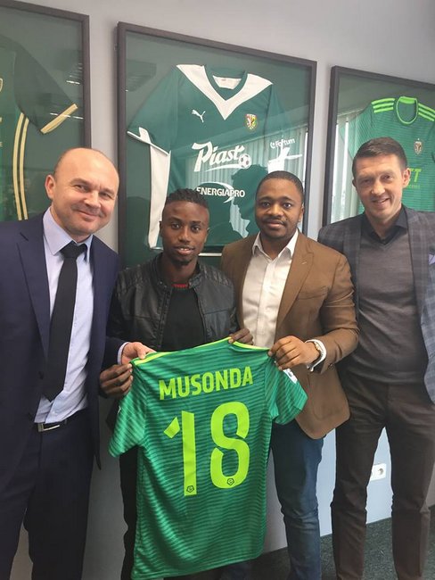 Wojciech Bochnak (po lewej) był odpowiedzialny m.in. za transfer Lubambo Musondy